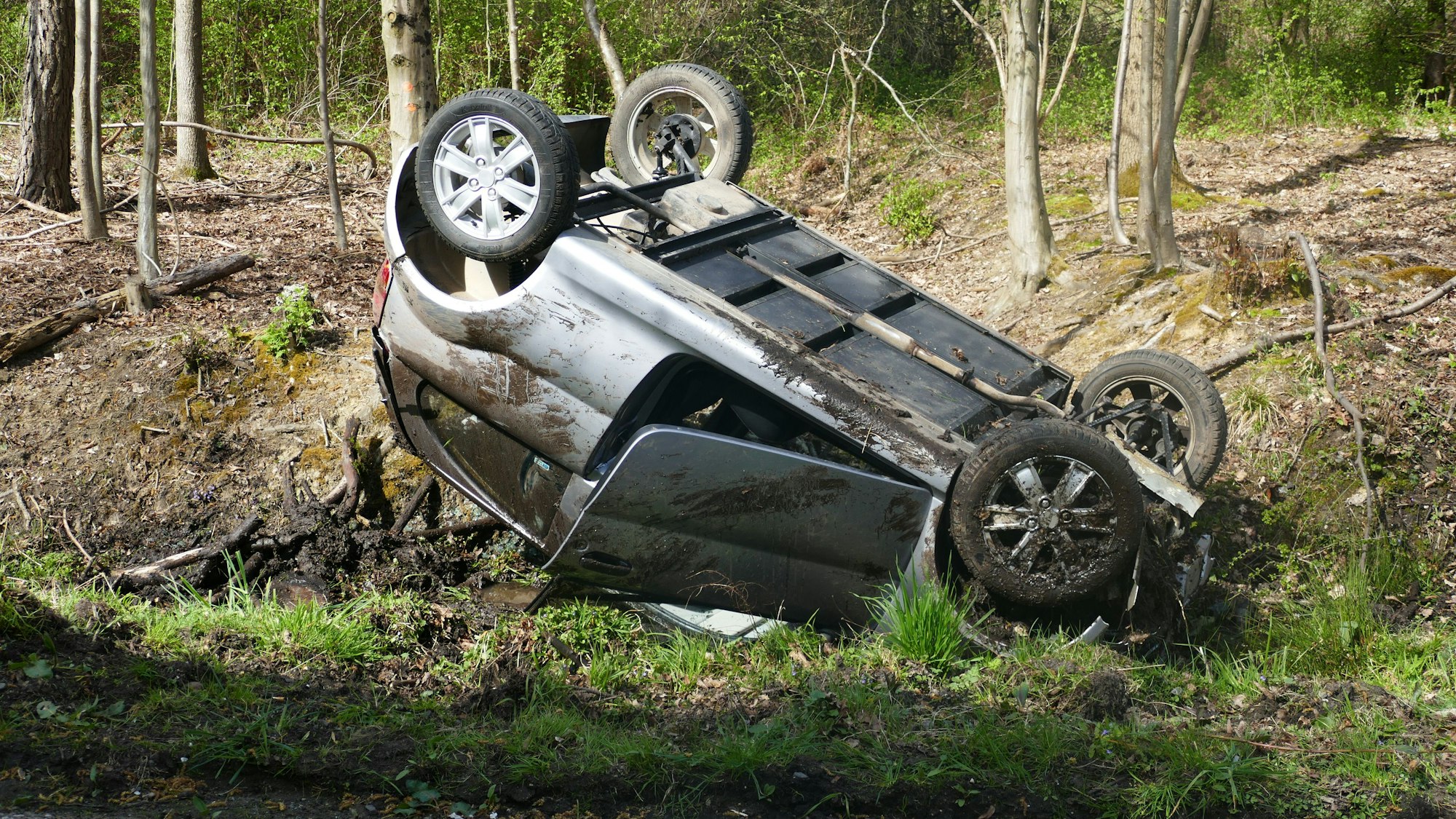 Der Wagen kam von der Fahrbahn ab und überschlug sich.