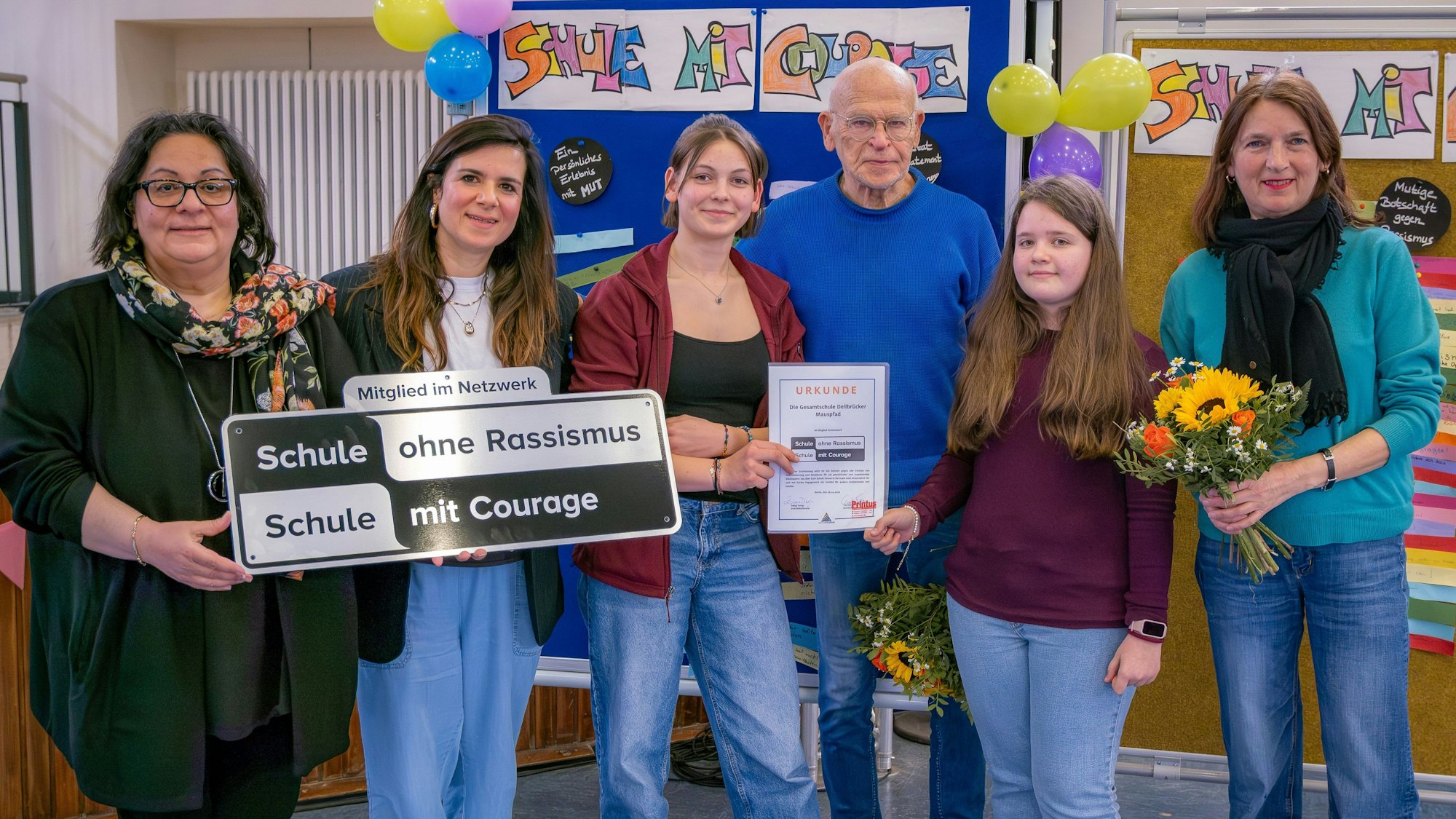 Die Gesamtschule Dellbrücker Mauspfad ist nun eine „Schule ohne Rassismus – Schule mit Courage“, mit Günter Wallraff als Paten.