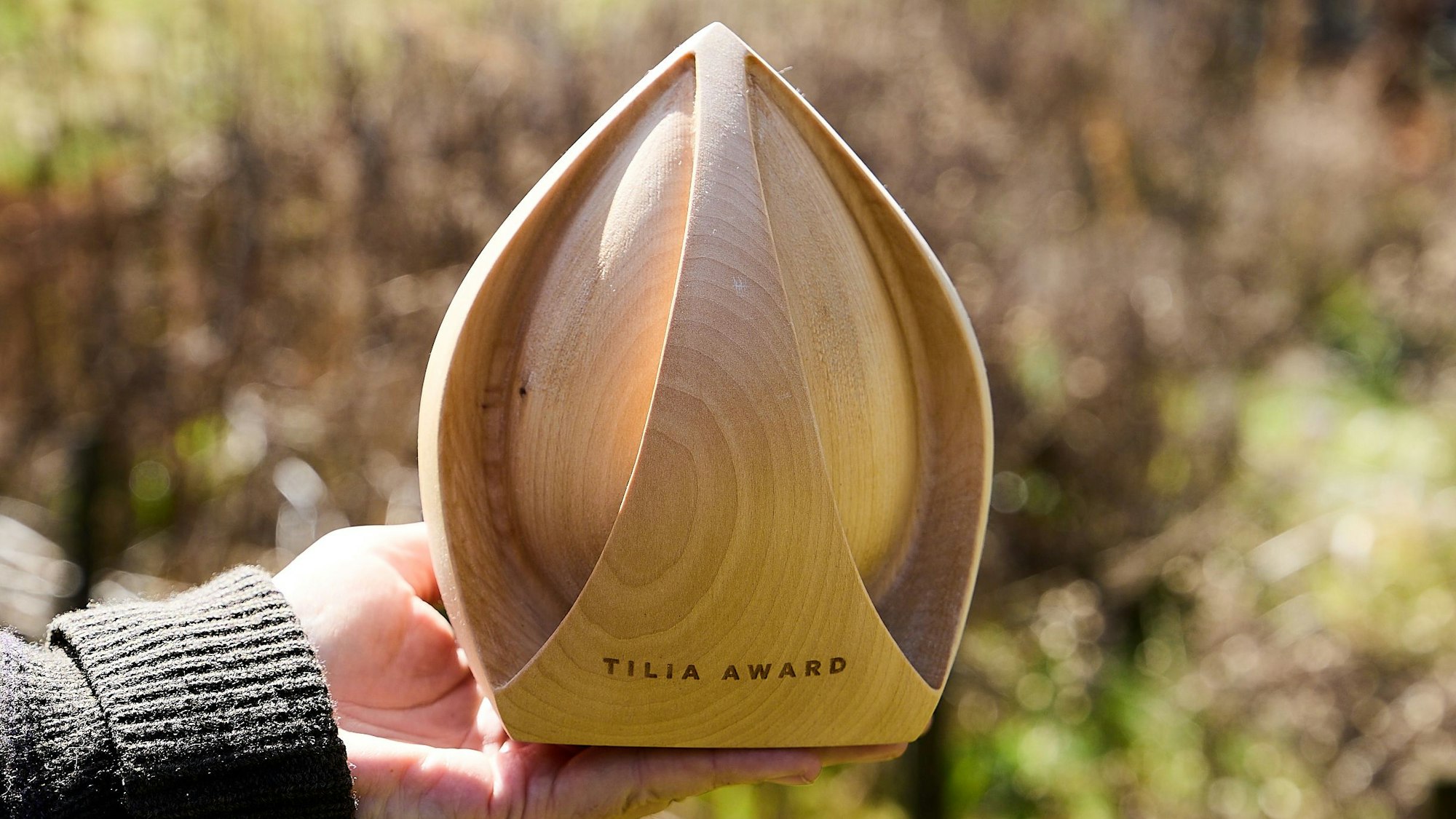 Aus Holz gestaltet ist der Tilia-Award, mit dem Ulrike Kreuer aus Nettersheim ausgezeichnet wurde.