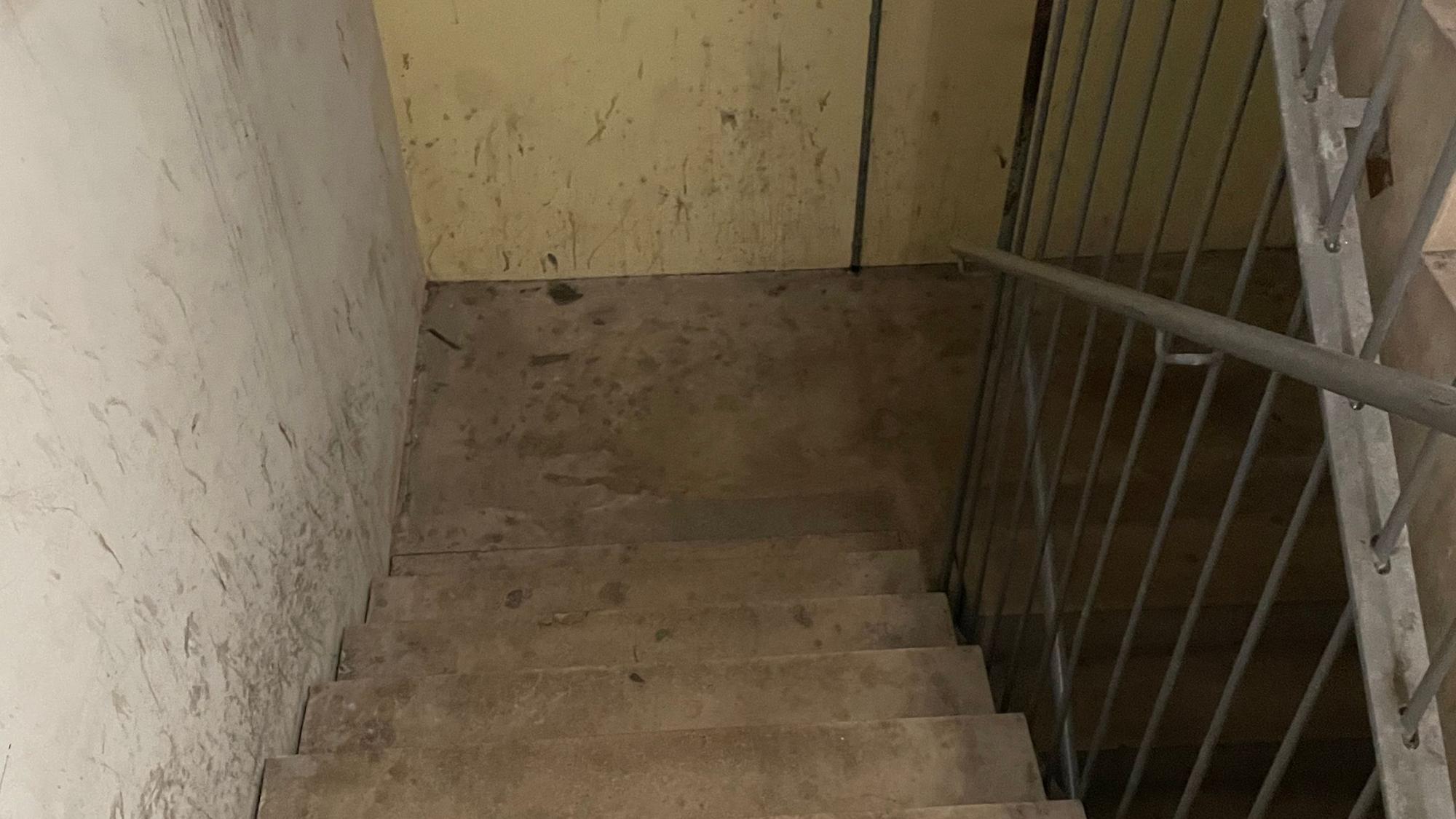 Das Treppenhaus ist dunkel und verdreckt.
