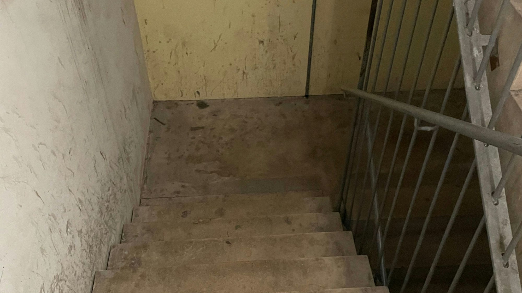Das Treppenhaus ist dunkel und verdreckt.