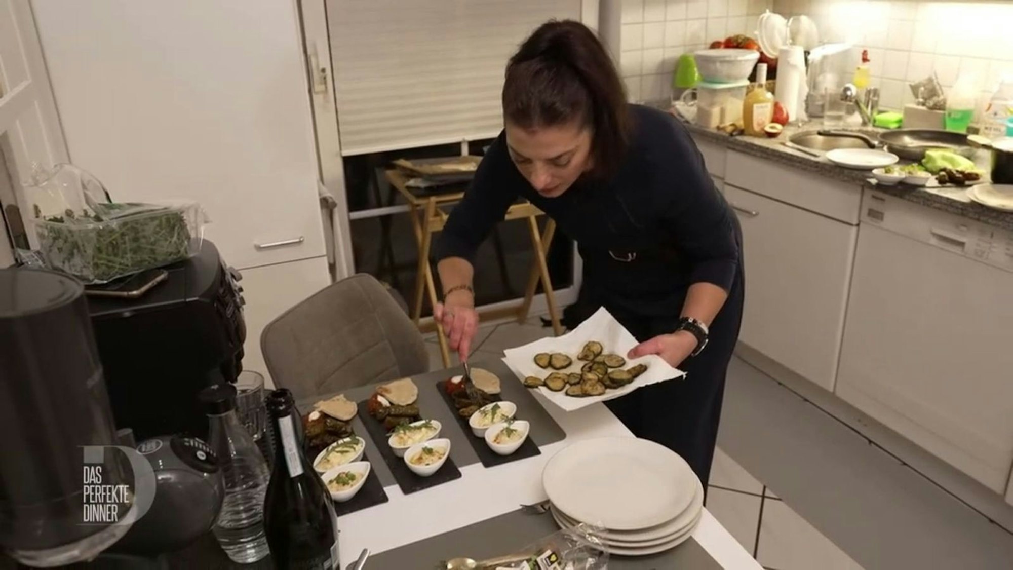 Statt Teigballons kann Hülya zur Vorspeise nur Fladenbrot servieren.
(Bild: RTL)