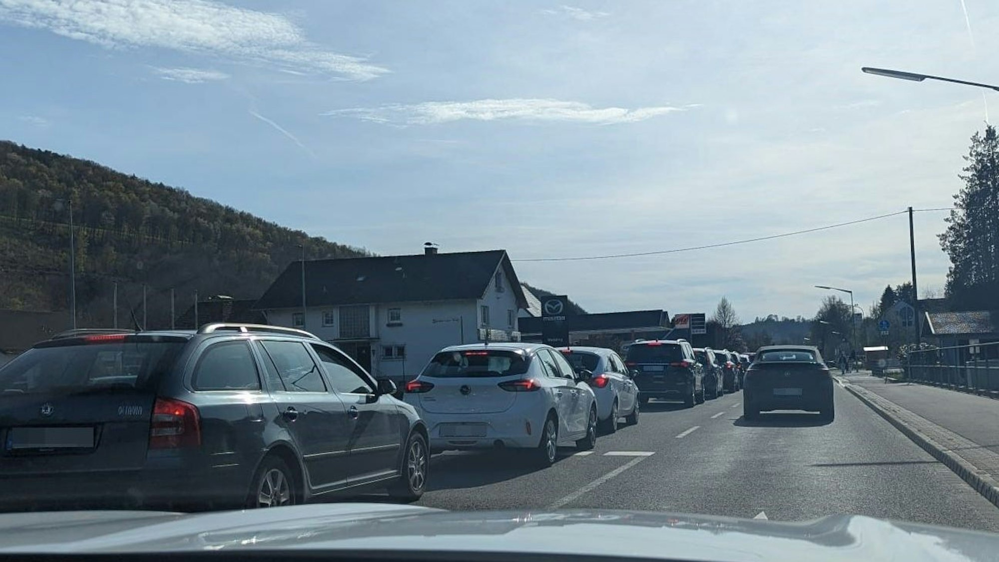 Stau vor einer Tankstelle.