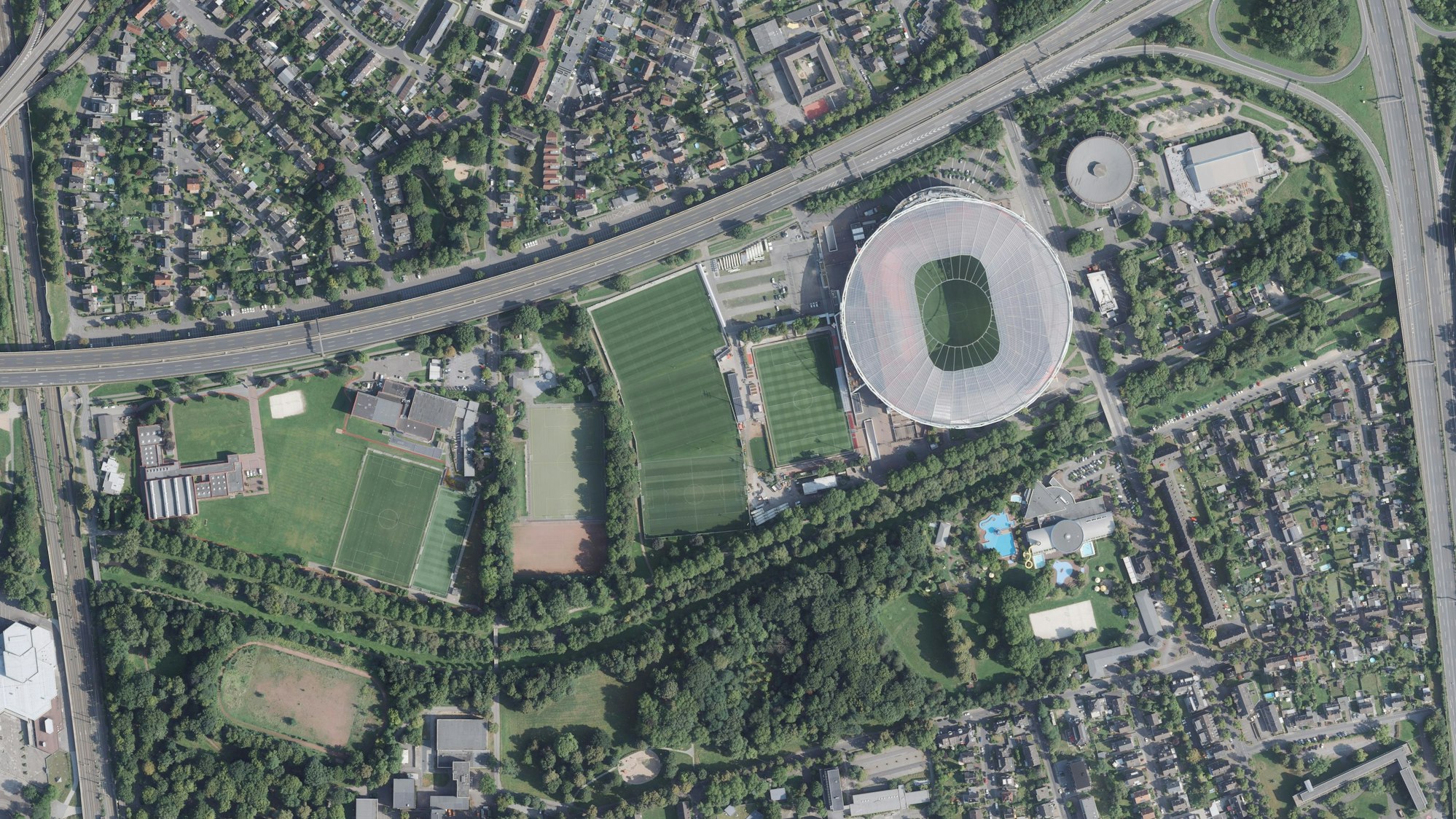 Luftbild vom Sportpark in Leverkusen mit der Bay-Arena Foto: Geobasis NRW