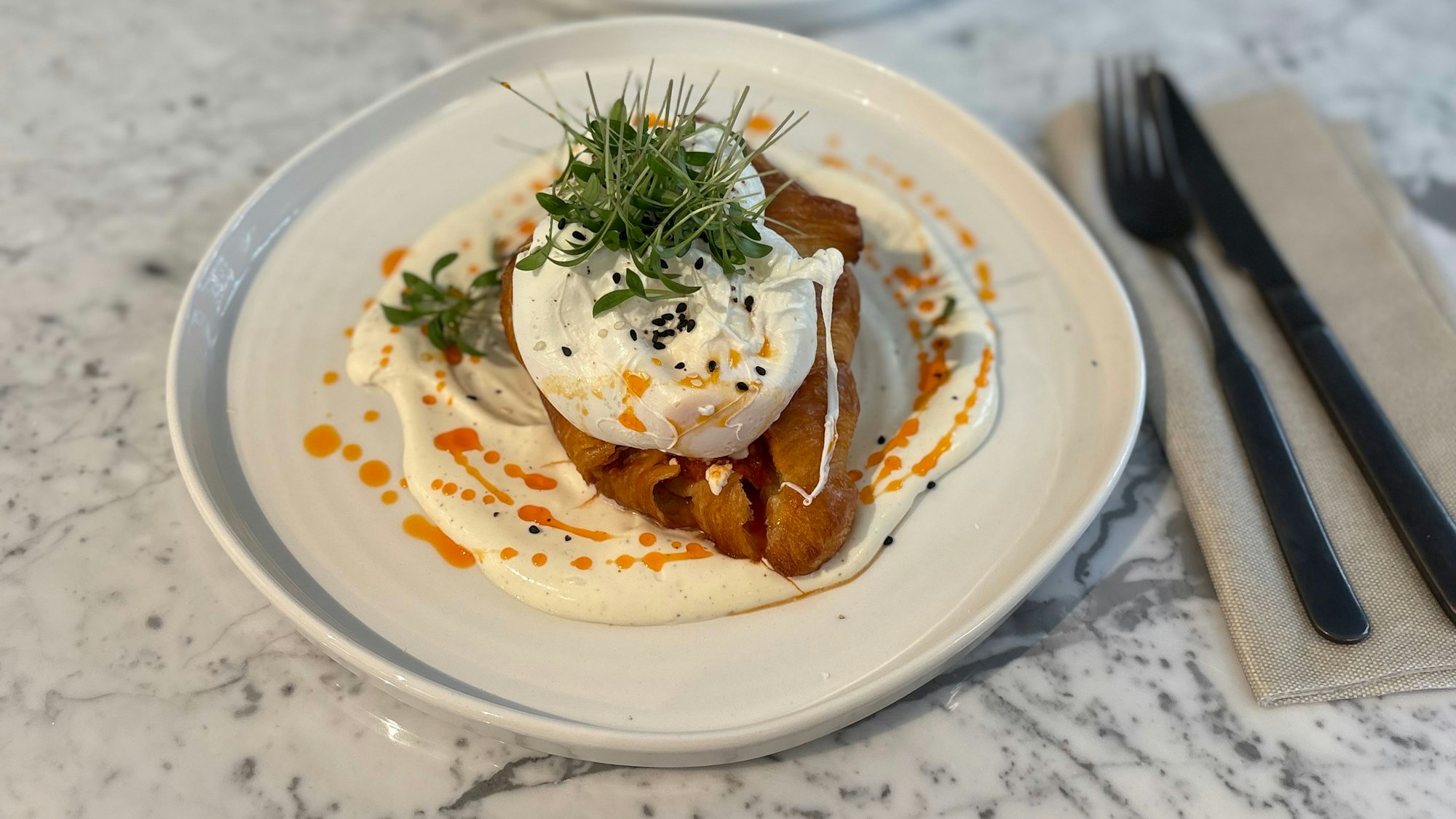 Das neue Carls in der Altstadt mit Außenplätzen und schwarz-weißer Markise.