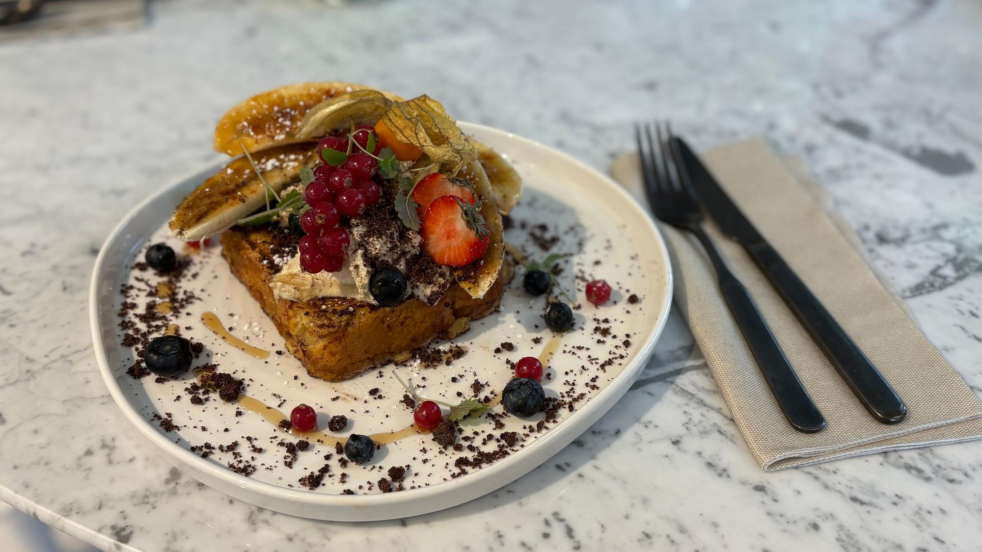 French Toast mit Früchten im Carls. Das Carls ist neu in der Kölner Altstadt.