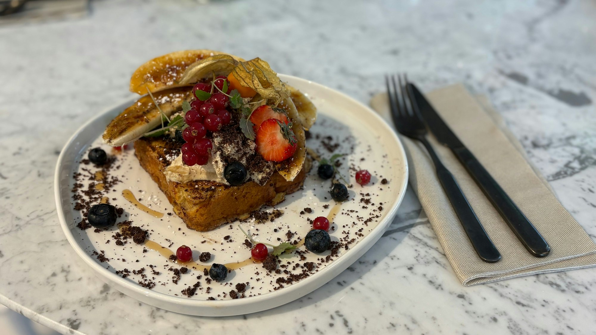French Toast mit Früchten im Carls. Das Carls ist neu in der Kölner Altstadt.