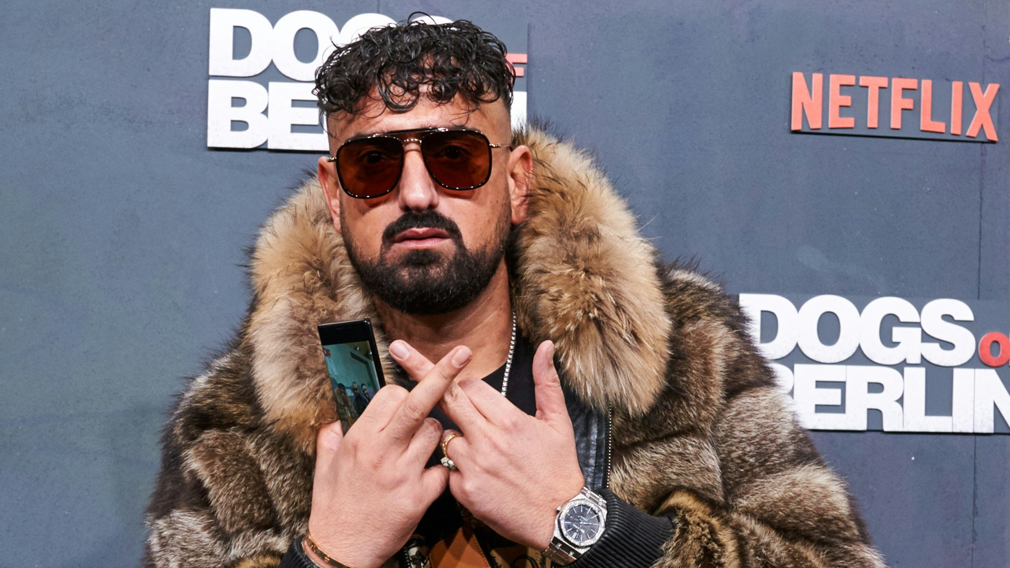 Der Rapper Haftbefehl bei einer Filmpremiere.