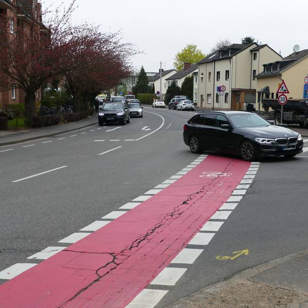 Ein Auto biegt an der Kreuzung ab.