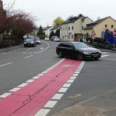 Ein Auto biegt an der Kreuzung ab.