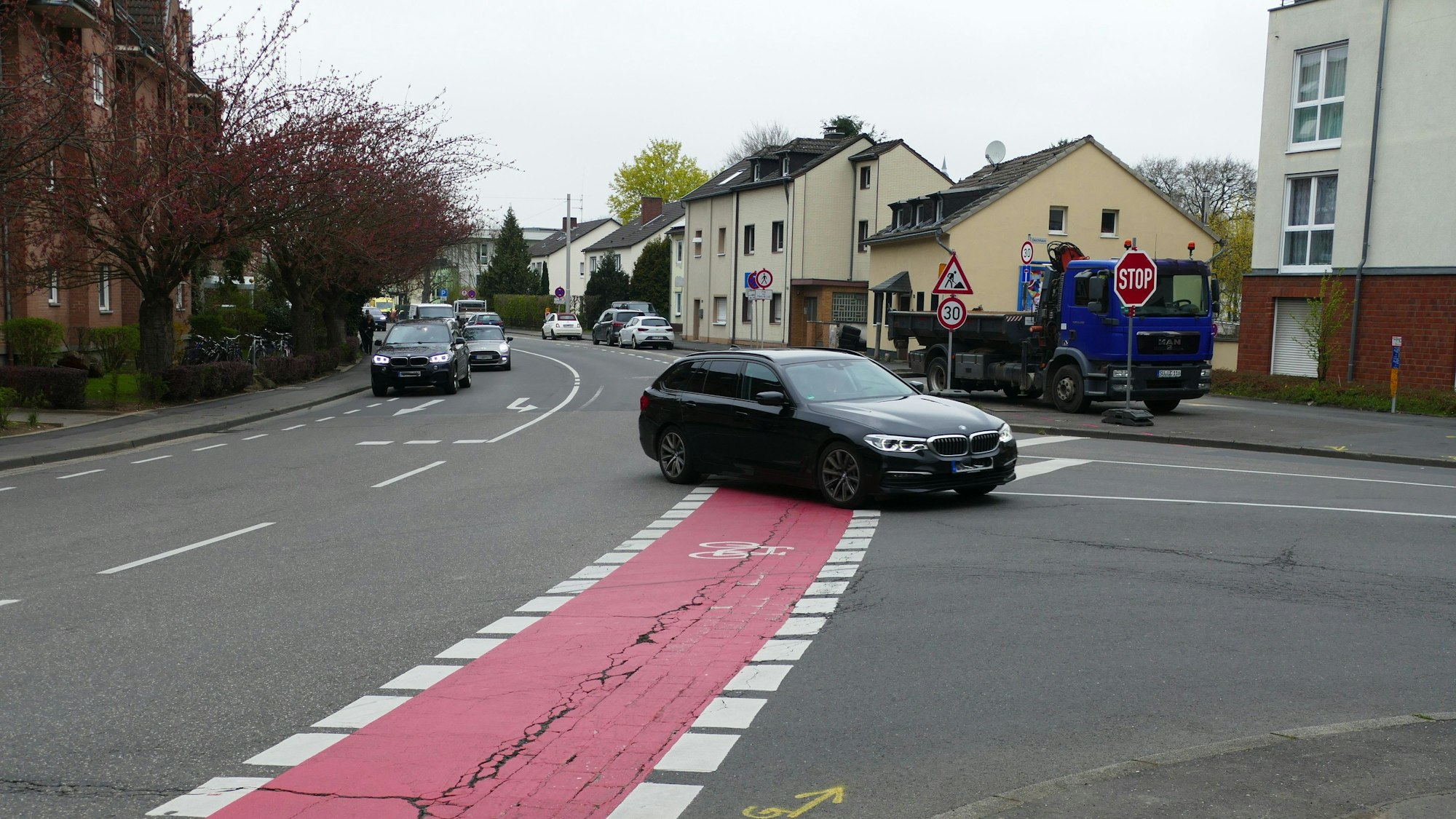 Ein Auto biegt an der Kreuzung ab.