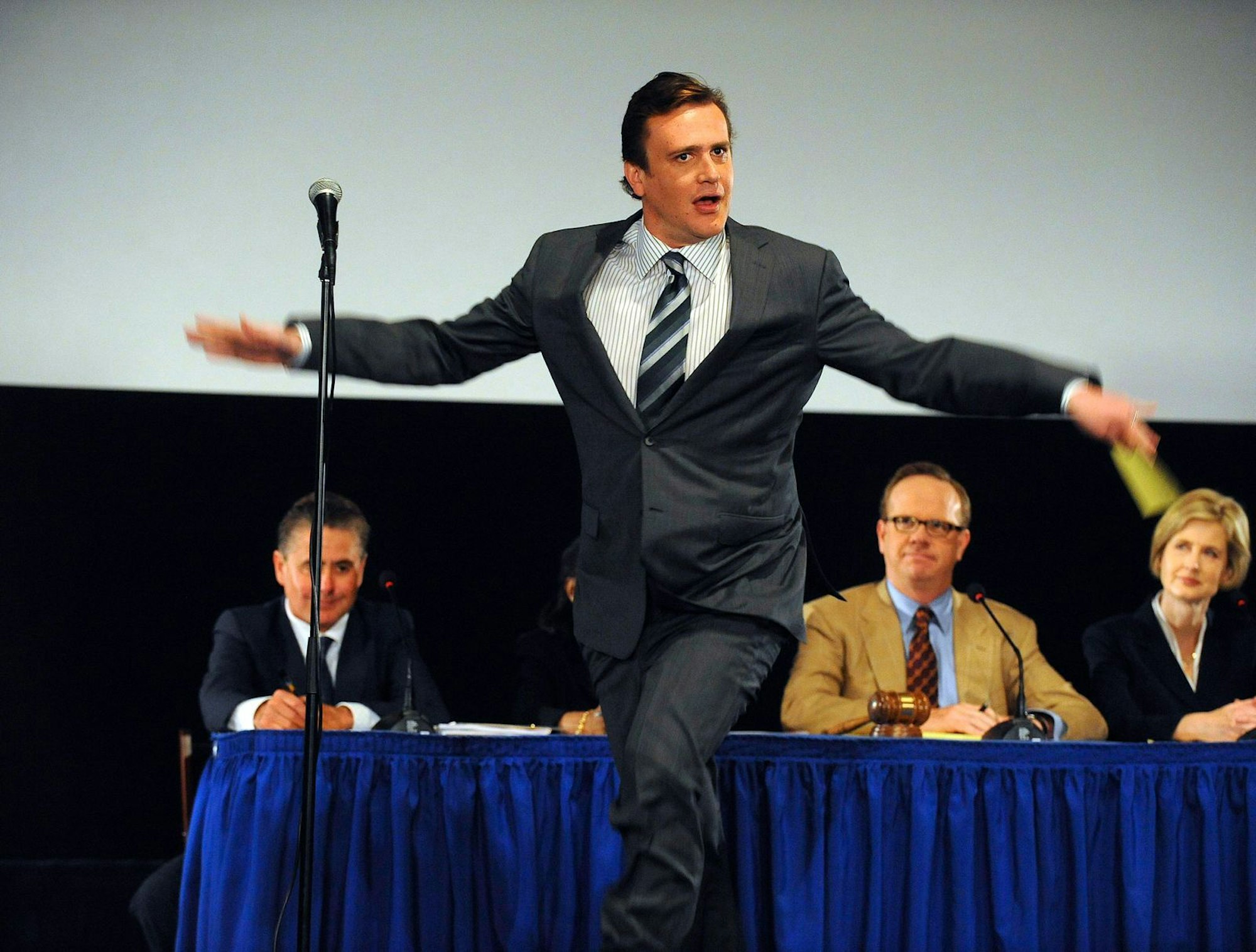 Der liebenswürdige Marshall Eriksen (Jason Segel) ist zu Beginn der Serie noch auf der Law School, will unbedingt Anwalt für eine saubere Umwelt werden. Doch Geldsorgen und Freundin Lilys Kaufsucht führen ihn ins fiese Bankenwesen. (Bild: 20th Century Fox Home Entertainment)