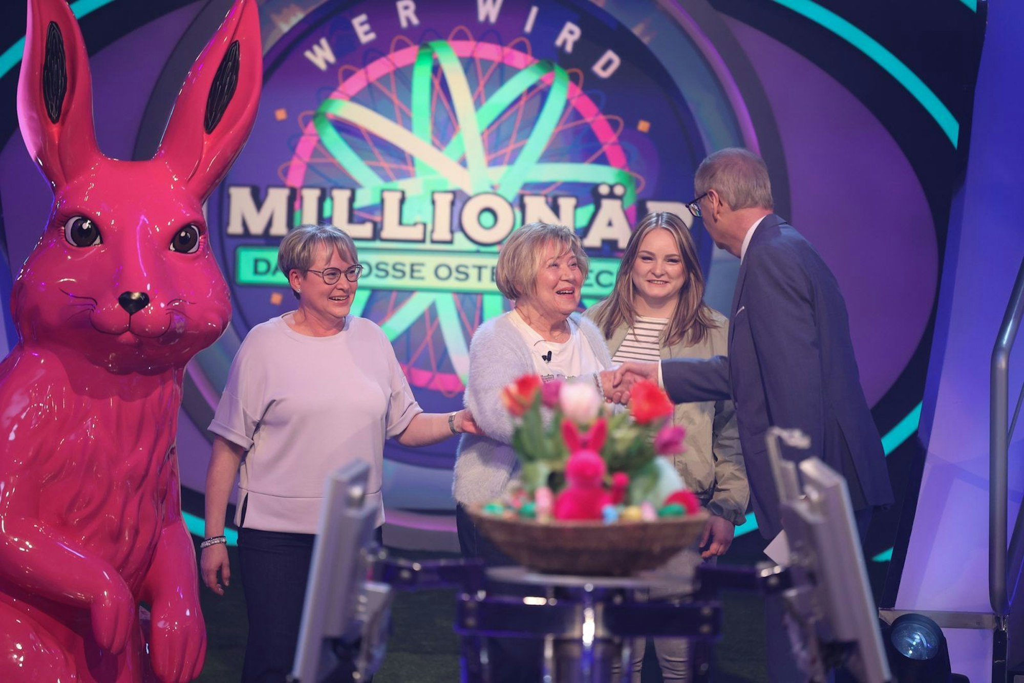 Ihre Tochter und Enkelin begleiten die 86-Jährige ins Studio. (Bild: RTL / Ralf Juergens)