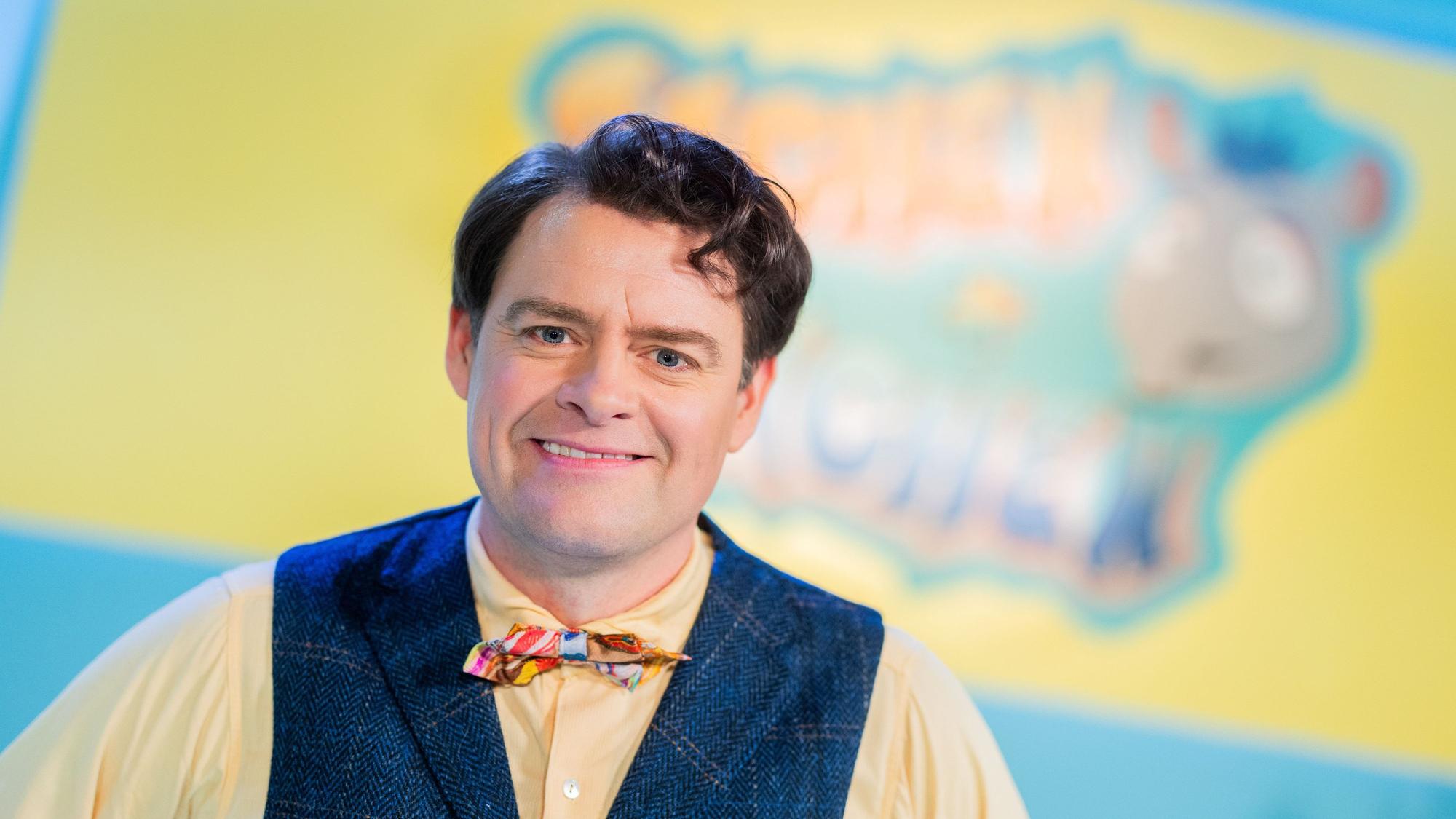 Schauspieler Max Giermann (als Frank Anders) steht bei Dreharbeiten zum Kölner Tatort («Showtime») in einem Fernsehstudio auf dem WDR-Produktionsgelände in Bocklemünd.