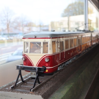Zu sehen ist ein Eisenbahn-Modell.