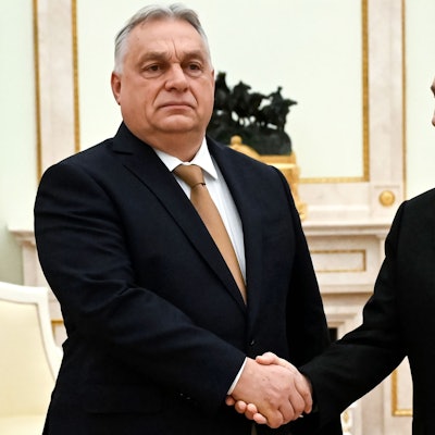 Der russische Präsident Wladimir Putin (r.) und der ungarische Ministerpräsident Viktor Orbán schütteln sich während ihres Treffens im Kremls in Moskau die Hände. (Archivbild)