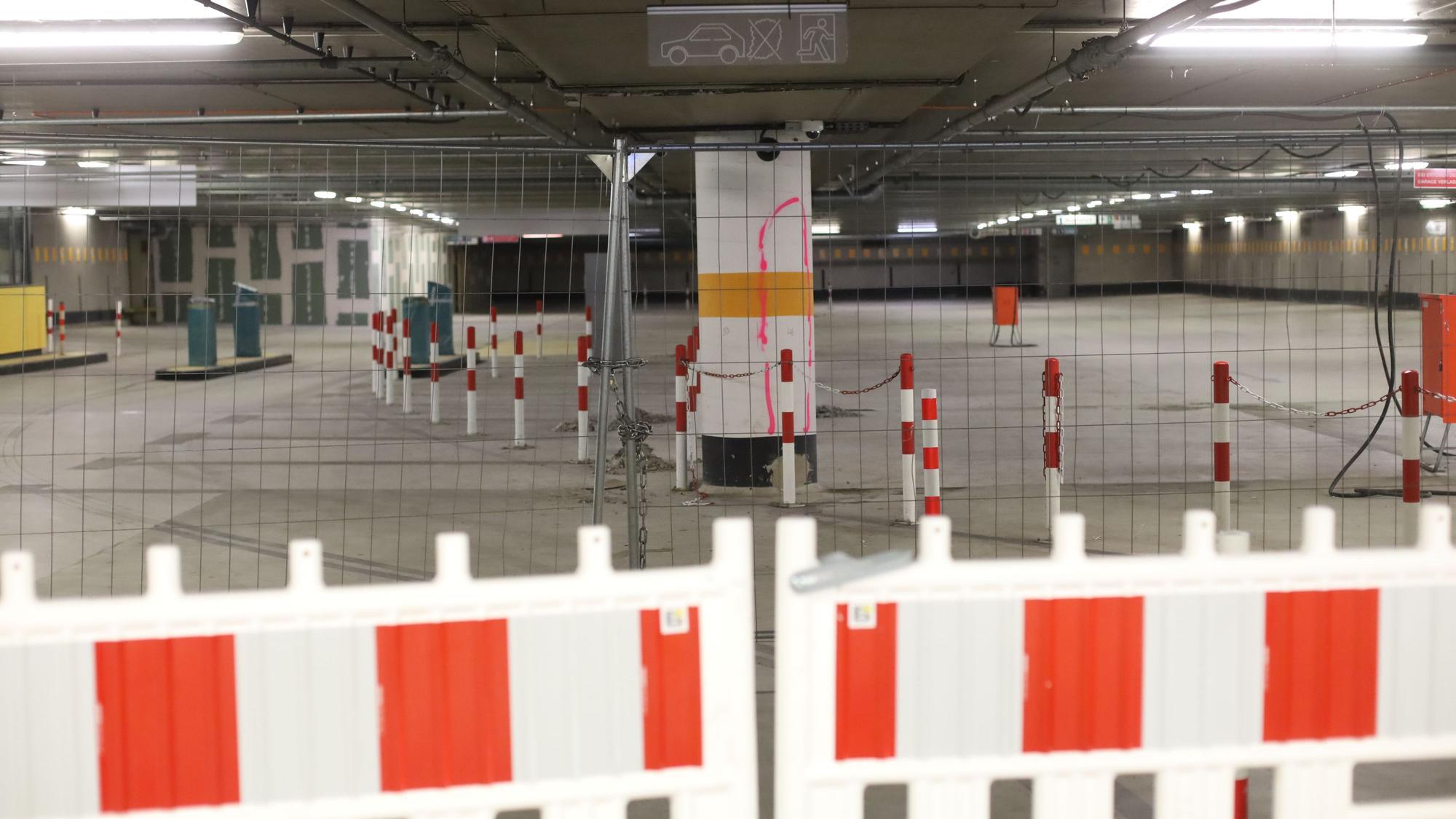 27.10.2025, Köln: Die Stadt führt weitere Arbeiten im Vorfeld der Betonsanierung der Tiefgarage Am Dom durch. Für sogenannte „Schürfarbeiten “ werden Baustellenflächen auf der Domplatte eingerichtet. Foto: Arton Krasniqi