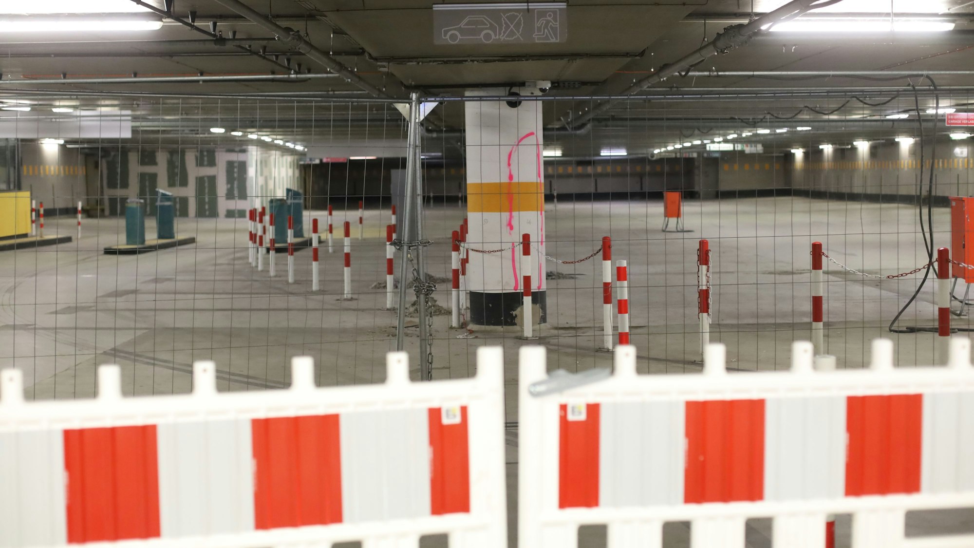 27.10.2025, Köln: Die Stadt führt weitere Arbeiten im Vorfeld der Betonsanierung der Tiefgarage Am Dom durch. Für sogenannte „Schürfarbeiten “ werden Baustellenflächen auf der Domplatte eingerichtet. Foto: Arton Krasniqi