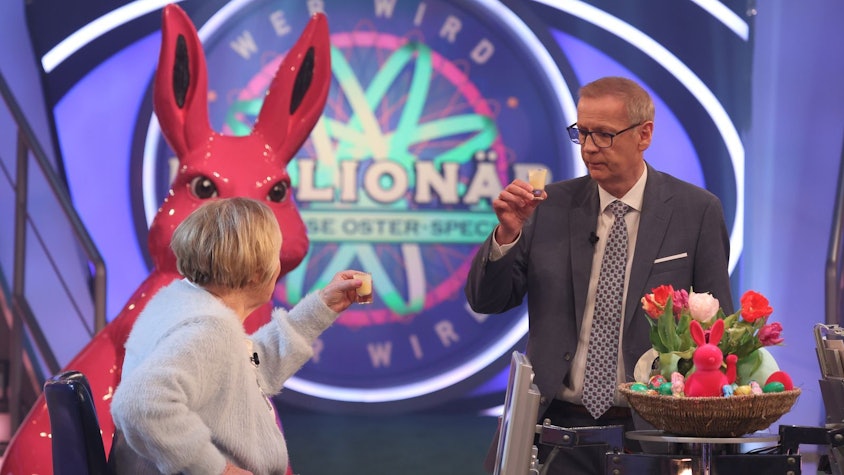 Zur Stärkung gibt es ein Glas Eierlikör: Günther Jauch und Kandidatin Elisabeth Jakubowski. (Bild: RTL / Ralf Juergens)