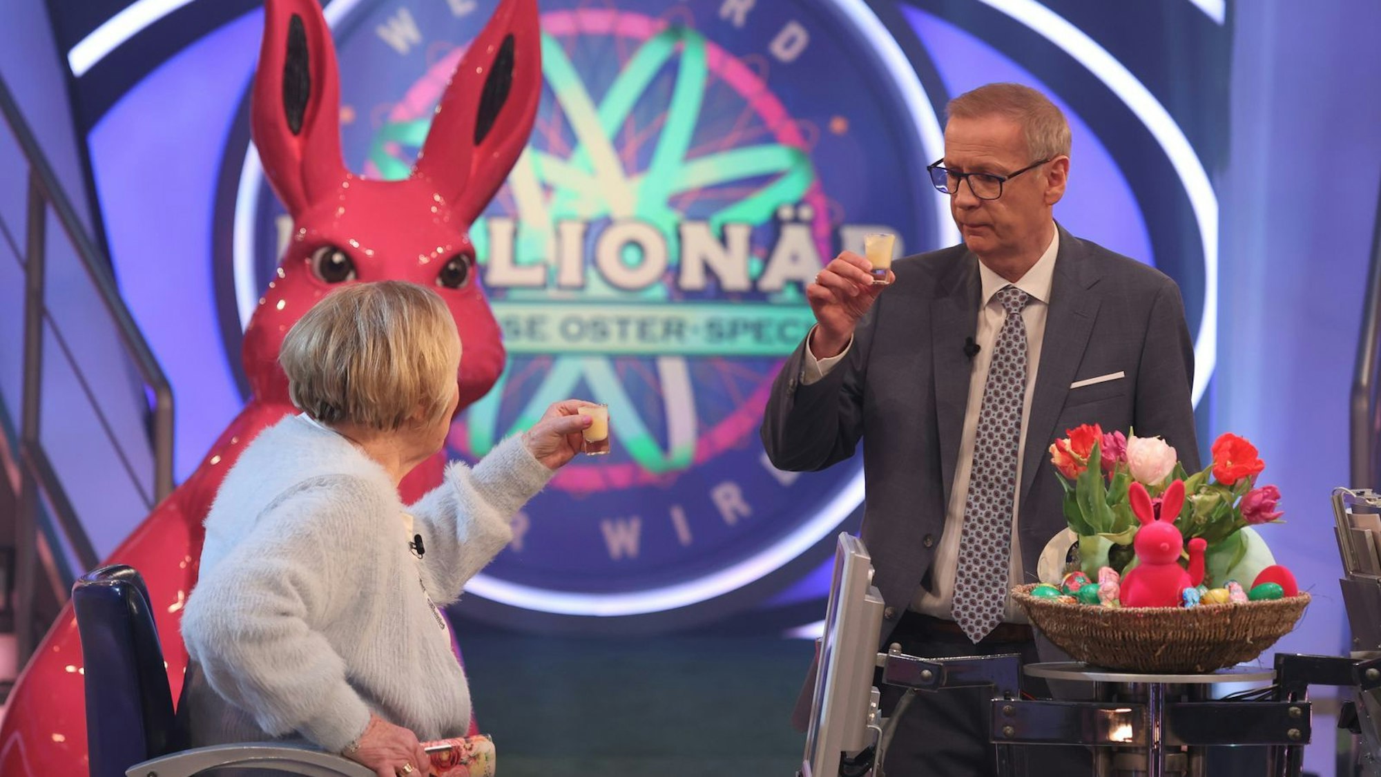 Zur Stärkung gibt es ein Glas Eierlikör: Günther Jauch und Kandidatin Elisabeth Jakubowski. (Bild: RTL / Ralf Juergens)