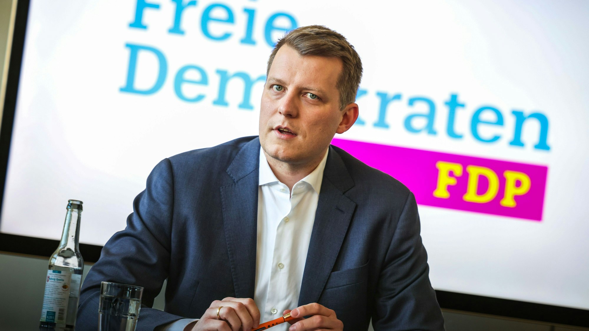 Henning Höne, FDP-Landesvorsitzender von Nordrhein-Westfalen, will auf dem nächsten Parteitag für den Bundesvorsitz der Liberalen kandidieren.