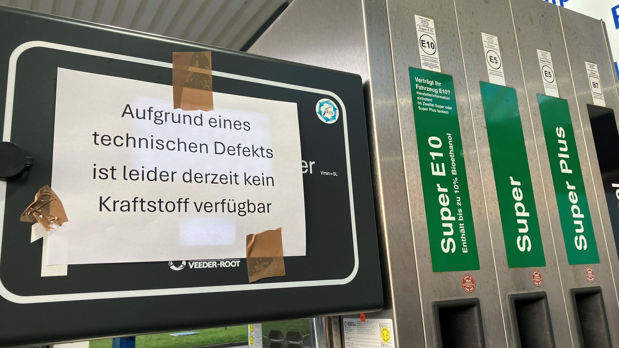 Ein Hinweisschild an einer Zapfsäule weist auf einen technsichen Defekt hin.
