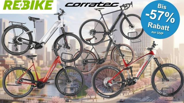 Collage mehrerer Corratec E-Bikes vor einem verschwommenen Stadtpanorama mit blühenden Kirschbäumen. Zu sehen sind fünf Fahrräder in den Farben Weiß, Rot und Dunkelgrau – darunter City- und Trekkingräder sowie ein Fully-Mountainbike. Links oben die Logos von Rebike und Corratec.