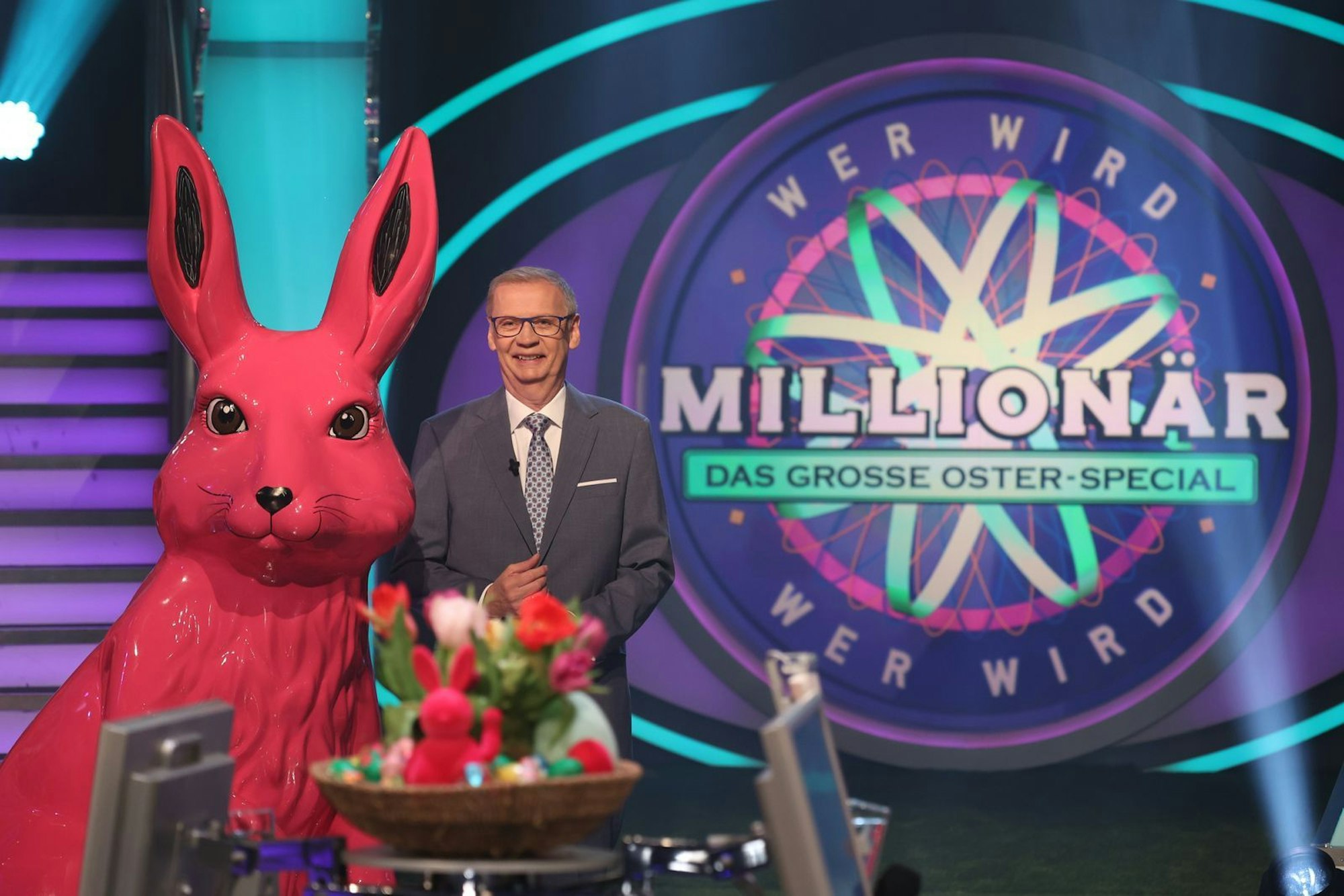 Günther Jauch freut sich über die Scjlagfertigkeit seiner Kandidatin. (Bild: RTL / Ralf Juergens)