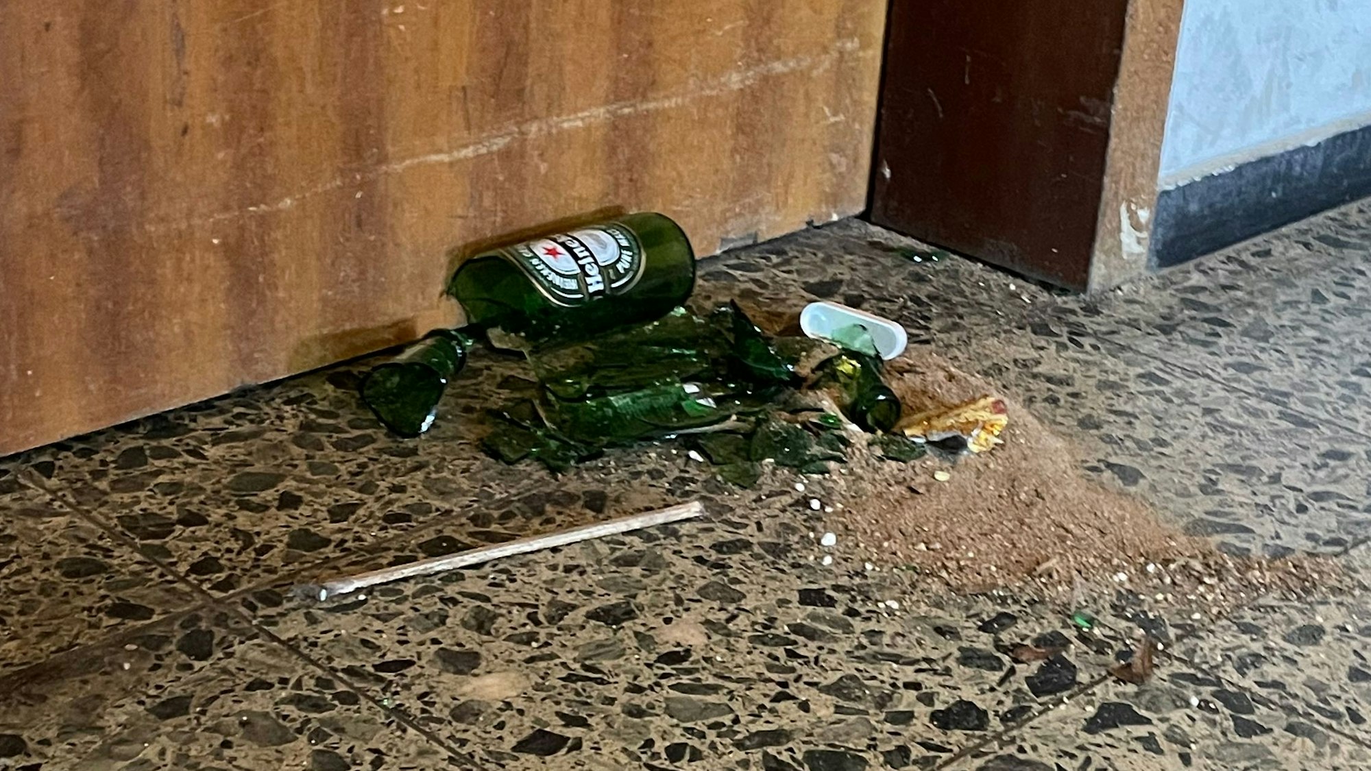 Müll vor vielen Wohnungstüren ist in jedem Stockwerk zu finden.