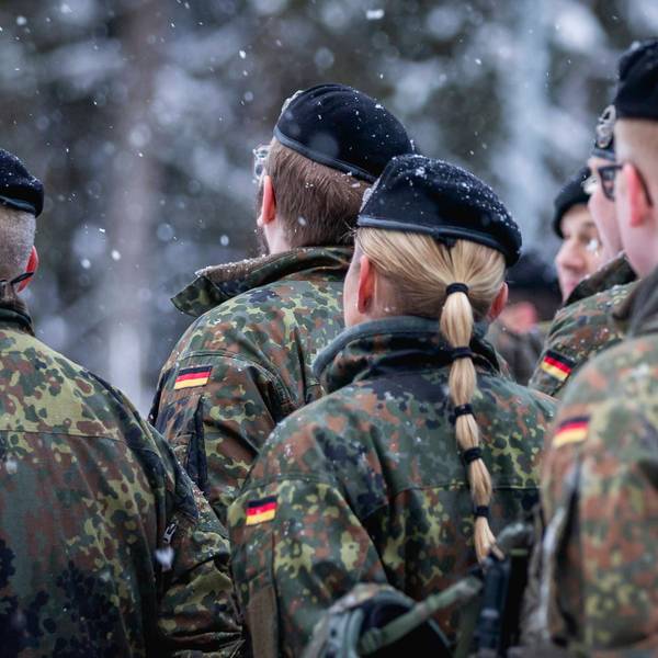 Bundeswehrsoldaten der Panzerbrigade Litauen stehen in einer Formation in Nemencine.