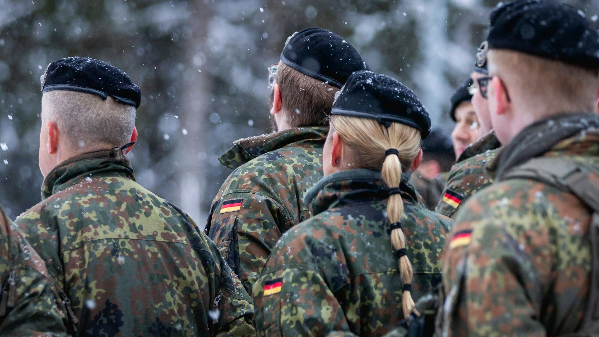 Bundeswehrsoldaten der Panzerbrigade Litauen stehen in einer Formation in Nemencine.