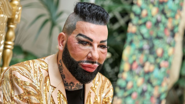 Harald Glööckler teilt im Podcast mit SAT.1-“Frühstücksfernsehen“-Moderatorin Marlene Lufen gegen die Reality-Welt aus und spricht über sein Privatleben. (Bild: 2024 Getty Images/Gerald Matzka)