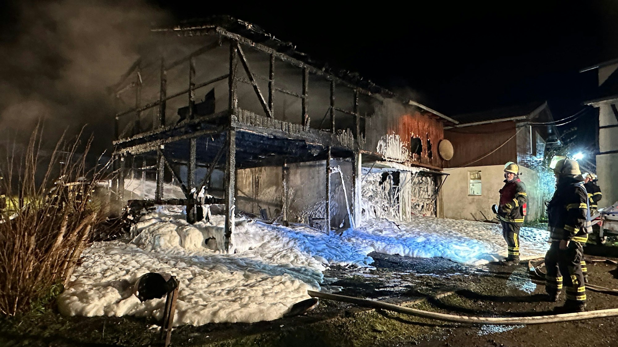 Die abgebrannte Scheune mit Schaum drumherum.