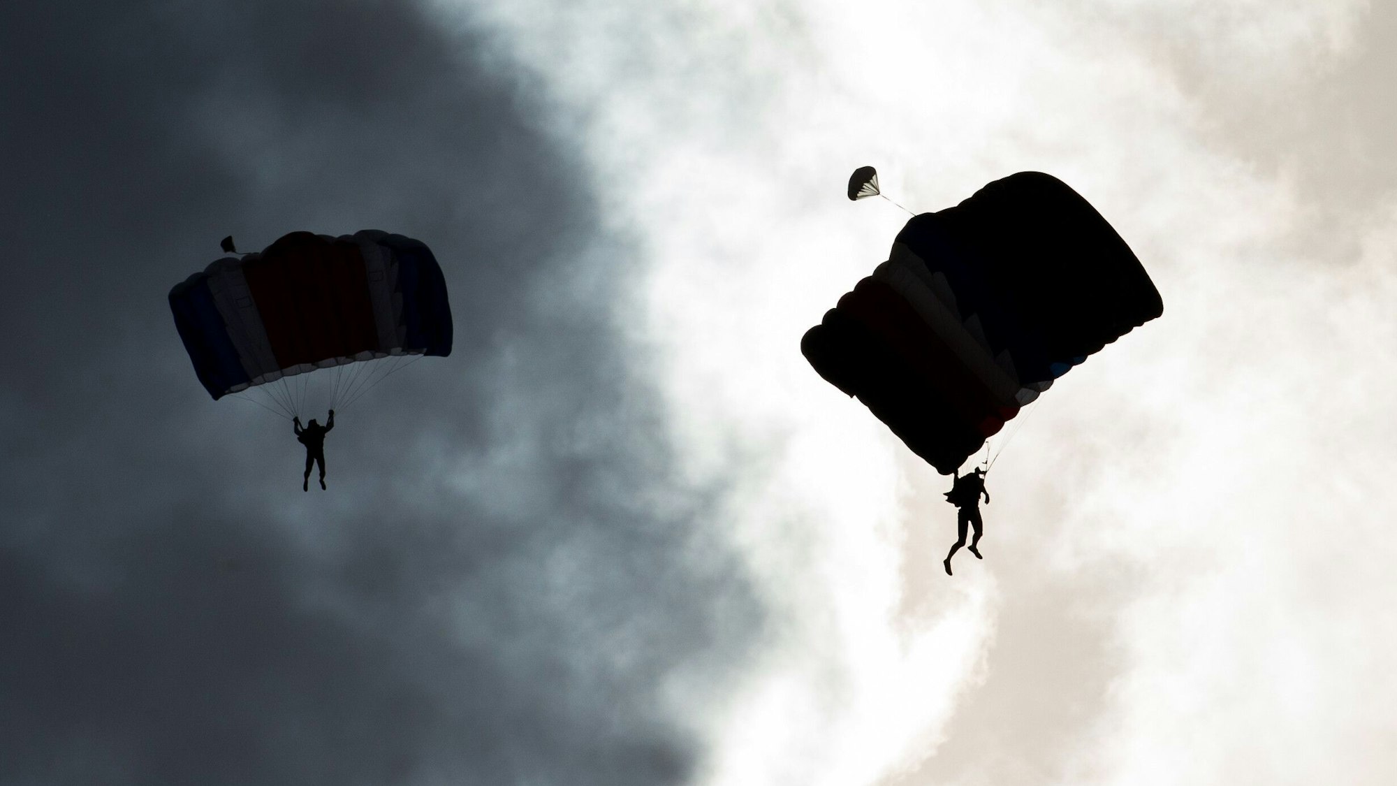 Fallschirmspringer am Himmel über dem Flugplatz in Bad Sassendorf (Archivfoto).