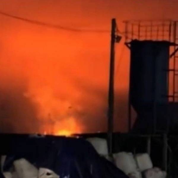 Ein Screenshot aus einem Video soll einen erneuten Angriff auf den russischen Öl-Hafen Ust-Luga zeigen.