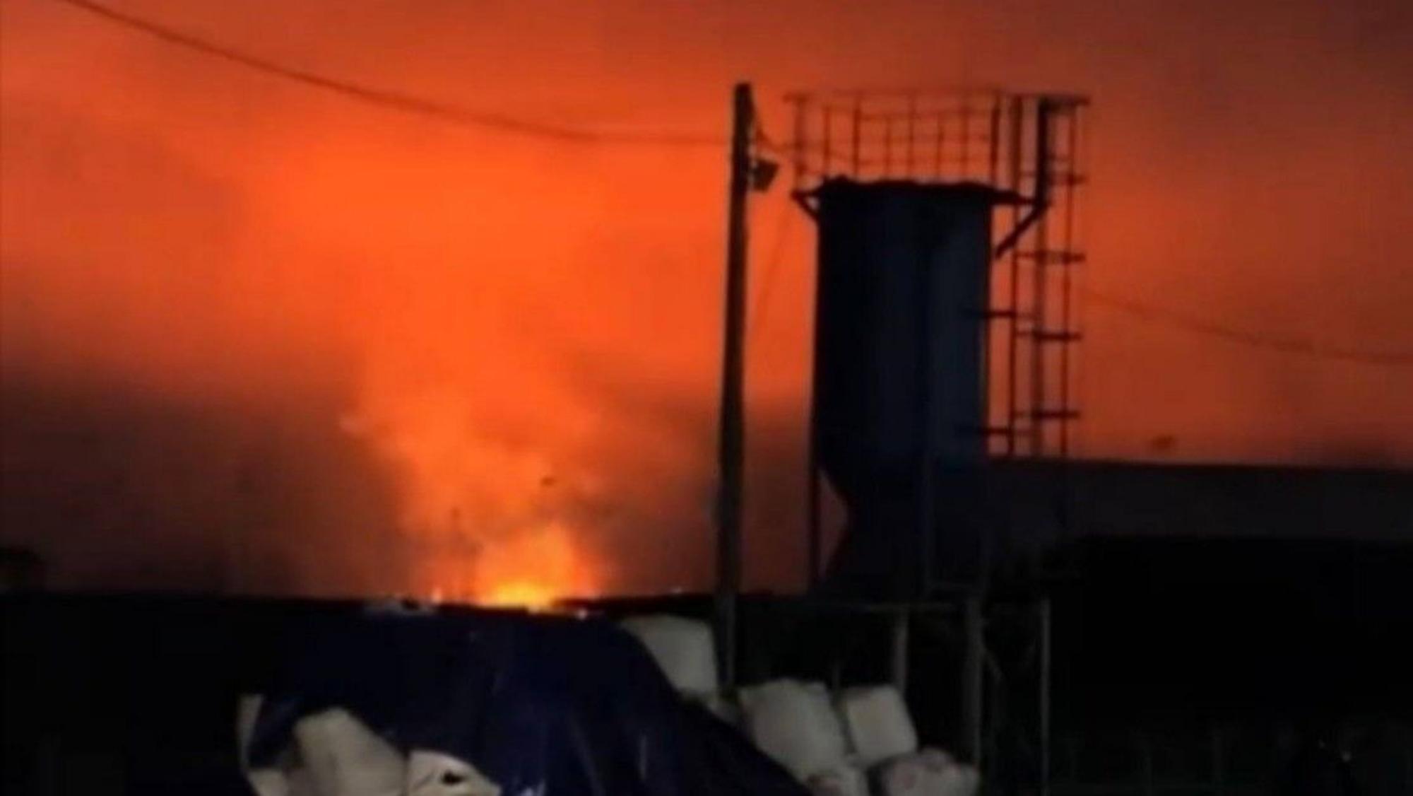Ein Screenshot aus einem Video soll einen erneuten Angriff auf den russischen Öl-Hafen Ust-Luga zeigen.