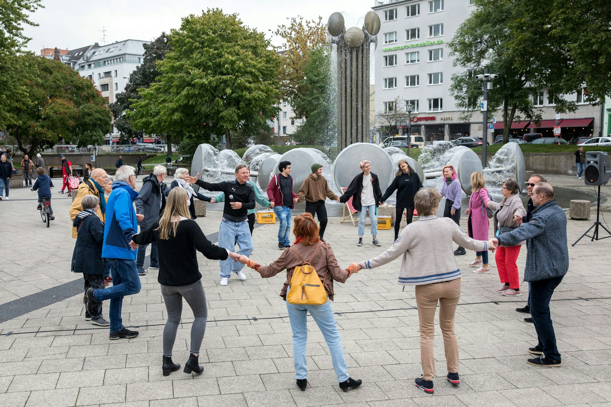 23.09.2022, Köln: Tanzen auf dem Ebertplatz, anlässlich „25 Jahre Kölsch Hätz“.
Foto: Michael Bause