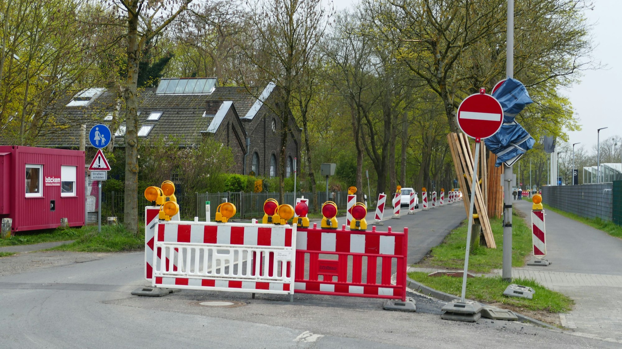 Blick auf eine Straße, die einseitig gesperrt ist.