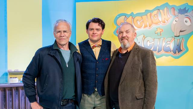 Die Schauspieler Dietmar Bär (als Freddy Schenk), Max Giermann (als Frank Anders) und Klaus J. Behrendt (als Max Ballauf) stehen bei Dreharbeiten zum Kölner Tatort „Showtime“ in einem Fernsehstudio auf dem WDR-Produktionsgelände in Bocklemünd. (Archivbild)