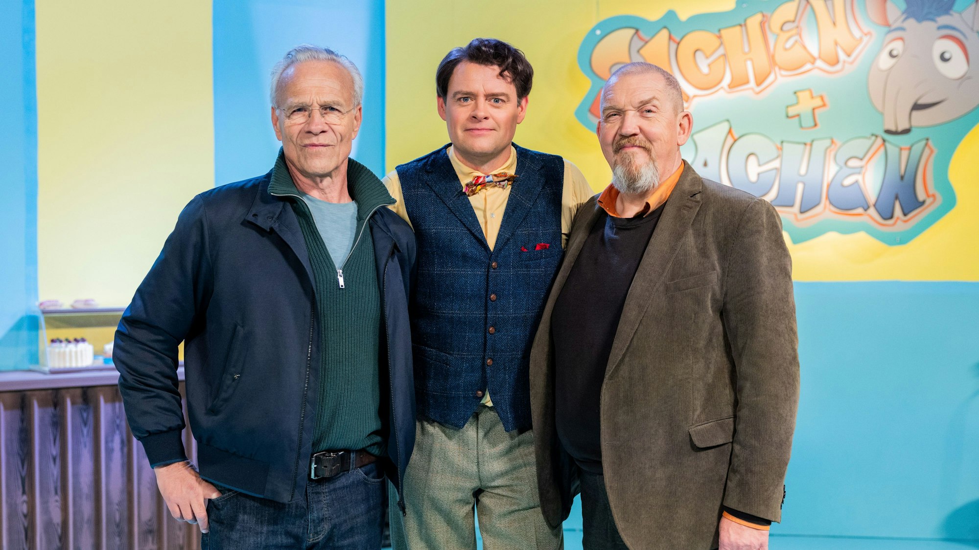 Die Schauspieler Dietmar Bär (als Freddy Schenk), Max Giermann (als Frank Anders) und Klaus J. Behrendt (als Max Ballauf) stehen bei Dreharbeiten zum Kölner Tatort „Showtime“ in einem Fernsehstudio auf dem WDR-Produktionsgelände in Bocklemünd. (Archivbild)