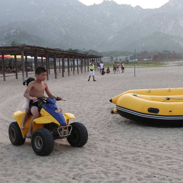 Kinder spielen an einem Strand in Nordkorea.
