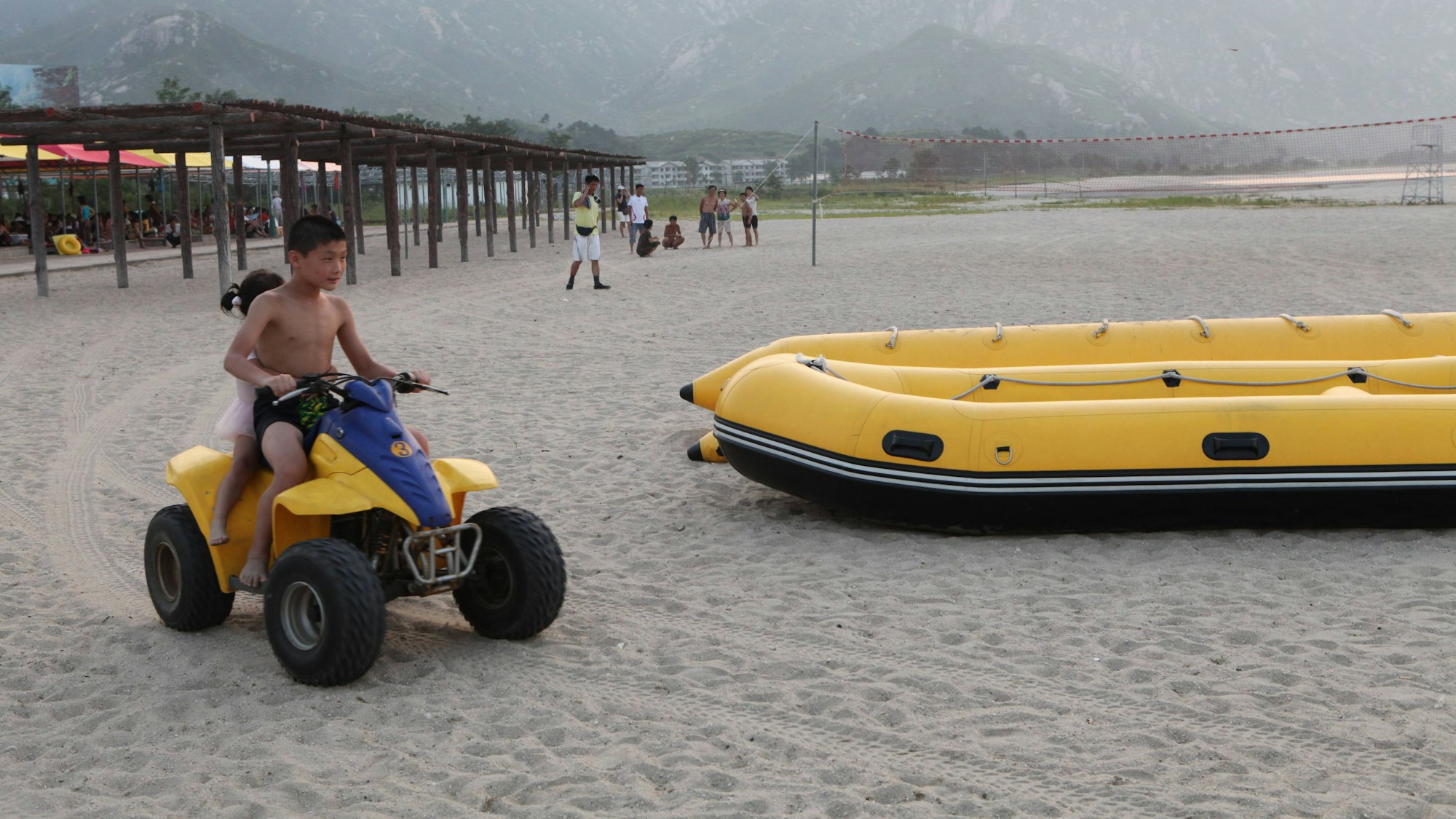 Kinder spielen an einem Strand in Nordkorea.