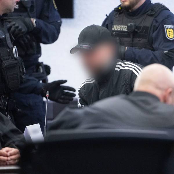 Stuttgart: Ein Angeklagter (M.), der als Unfallverursacher wegen Mordes zu lebenslanger Haft verurteilt worden ist, sitzt am 7. April vor der Urteilsverkündung im Prozess wegen Mordes an zwei jungen Frauen in einem Saal des Landgerichts.