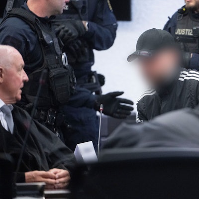 Stuttgart: Ein Angeklagter (M.), der als Unfallverursacher wegen Mordes zu lebenslanger Haft verurteilt worden ist, sitzt am 7. April vor der Urteilsverkündung im Prozess wegen Mordes an zwei jungen Frauen in einem Saal des Landgerichts.