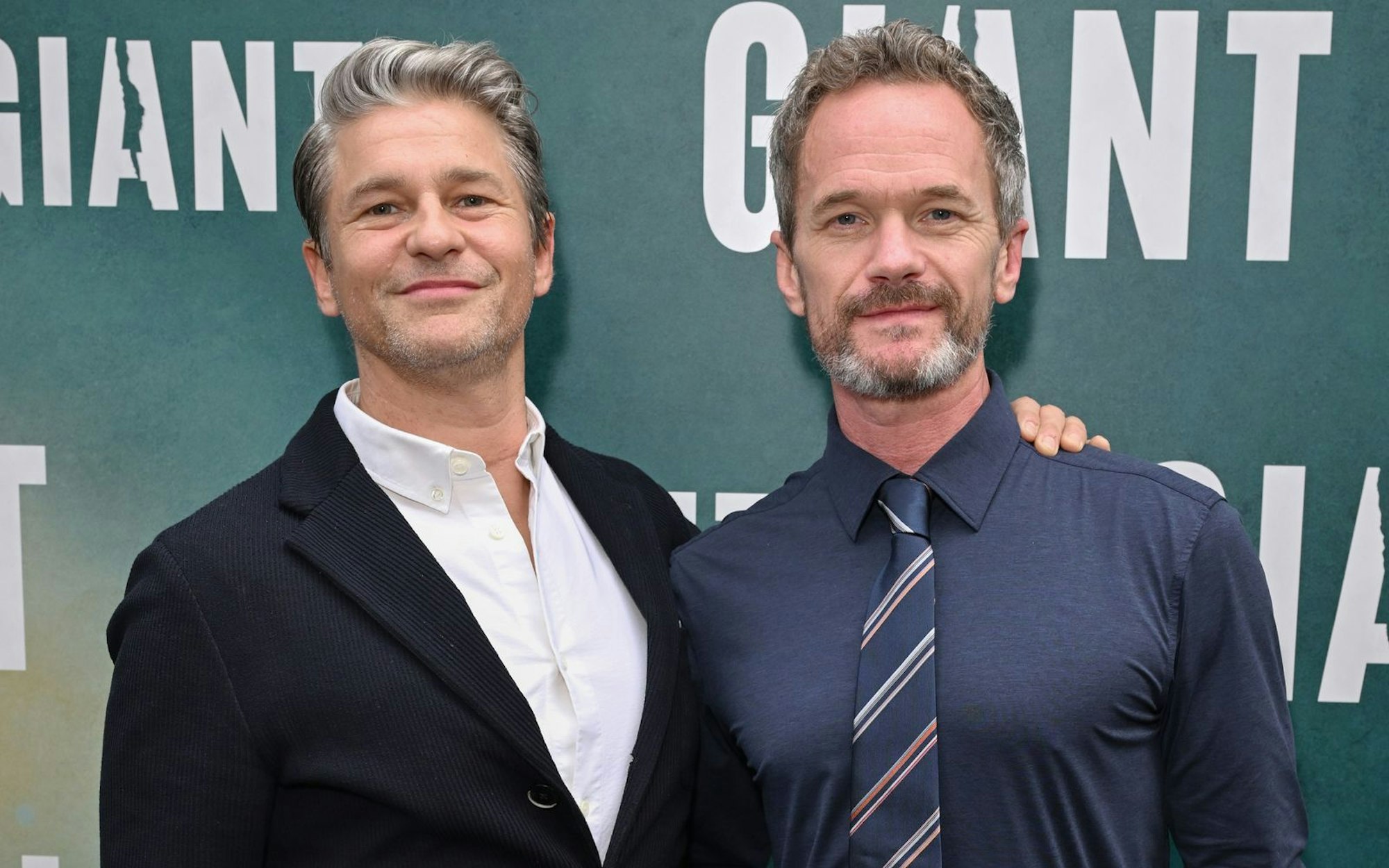 Neil Patrick Harris (rechts, mit Ehemann David Burtka) war zuletzt als Moderator der Netflix-Gameshow „What's in the Box?“ zu sehen. (Bild: Jeff Spicer/Getty Images)