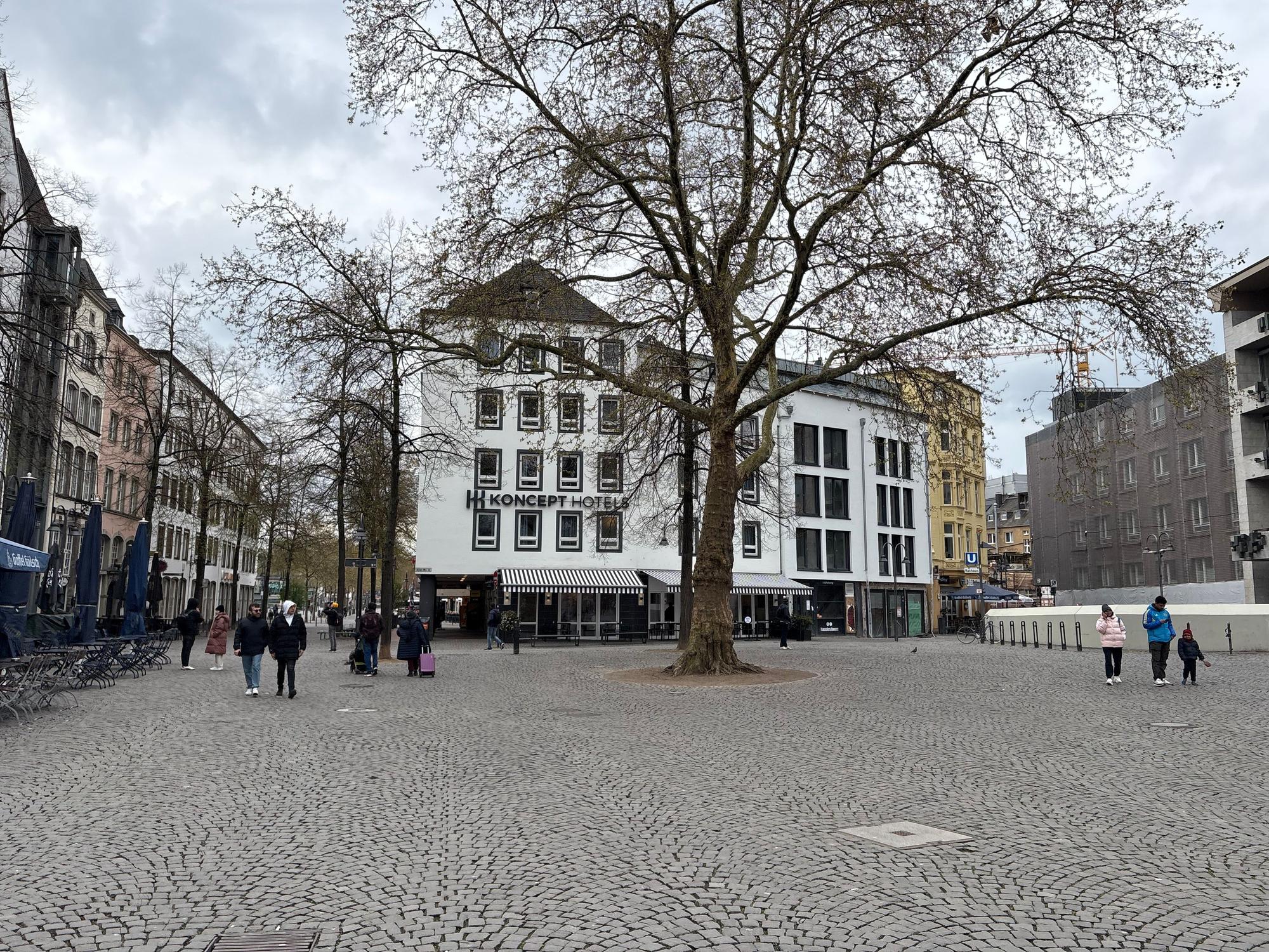 Das Carls liegt auf dem Alter Markt und ist mit seiner schwarz-weißen Markise ein Blickfang.
