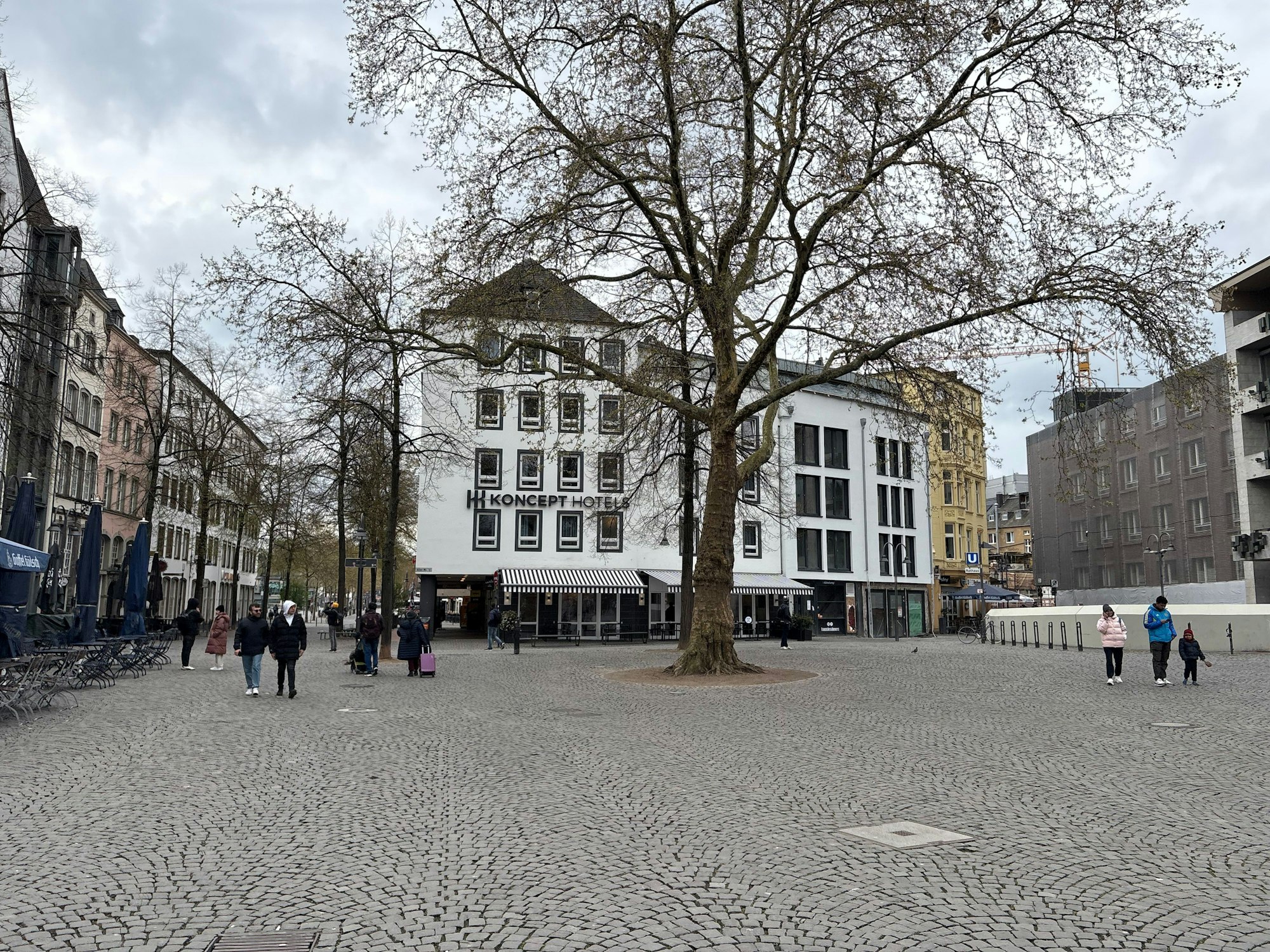 Das Carls liegt auf dem Alter Markt und ist mit seiner schwarz-weißen Markise ein Blickfang.