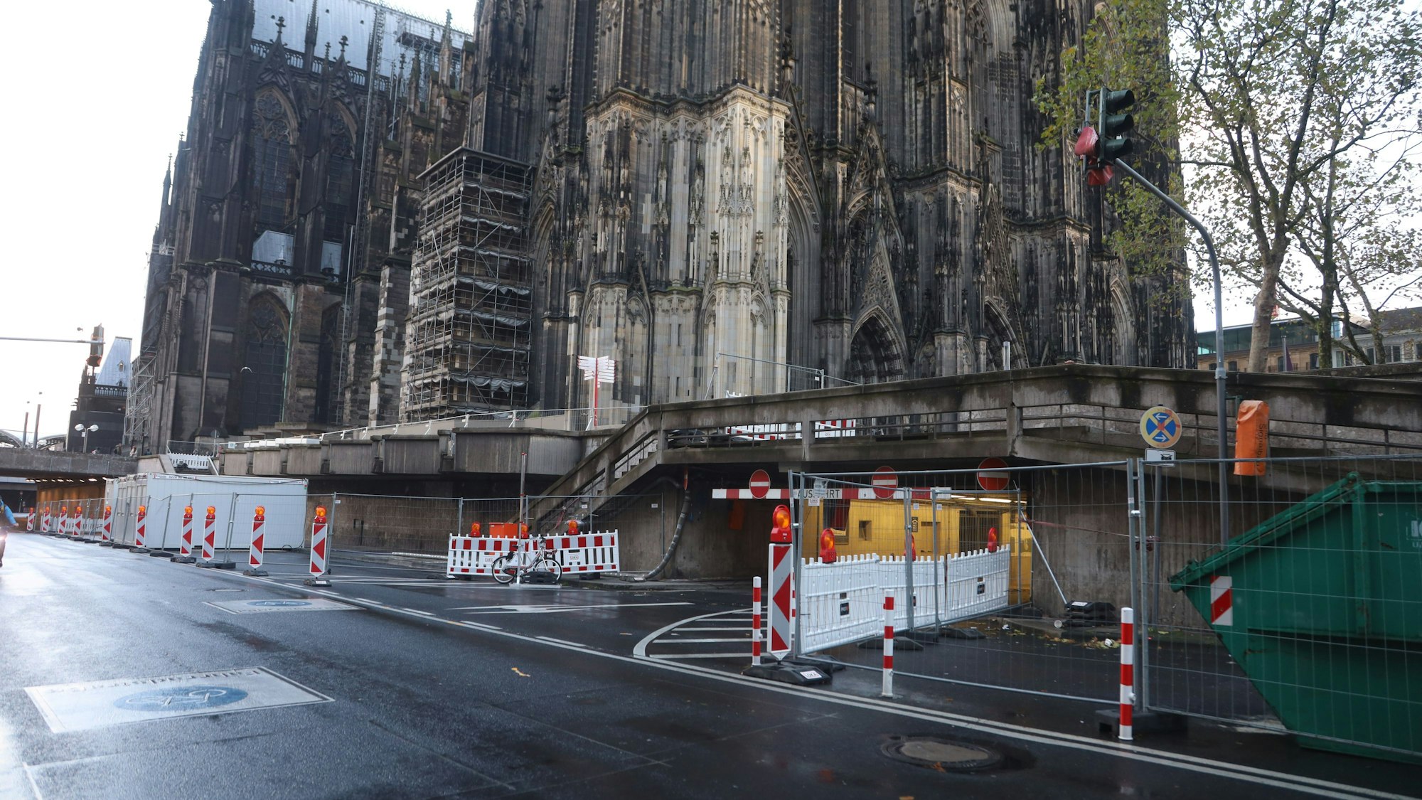 Die Einfahrt in die sanierungsbedürftige Tiefgarage am Dom.