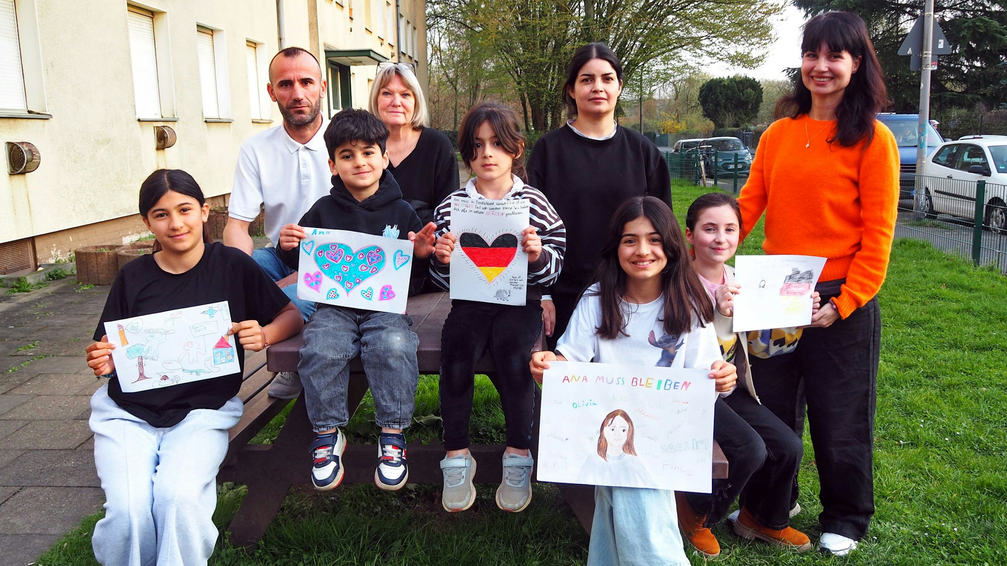Ana (3. von rechts) und ihre Familie möchten in Köln bleiben. Unterstützt werden sie von Sandral Leyva (rechts, mit Tochter) und Deutschlehrerin Dagmar Helmig (4. von links).