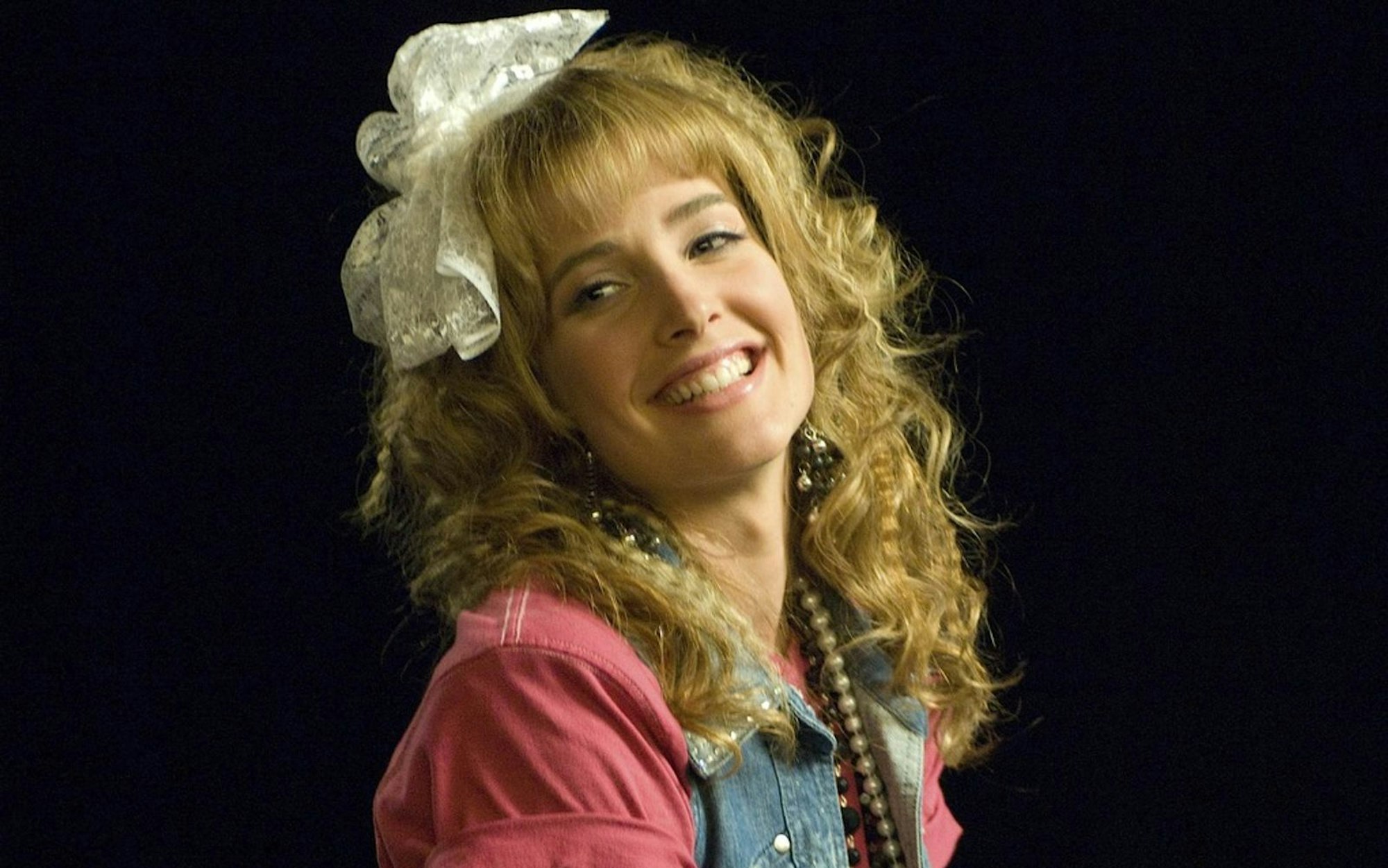 Robin Scherbatsky, gespielt von Cobie Smulders, ist Kanadierin, Ex-Teenie-Star Robin Sparkles (Bild), TV-Journalistin, Waffen- und Hundenärrin, und Teds Aufriss aus der ersten Folge. (Bild: ProSieben / Twentieth Century Fox International Television)